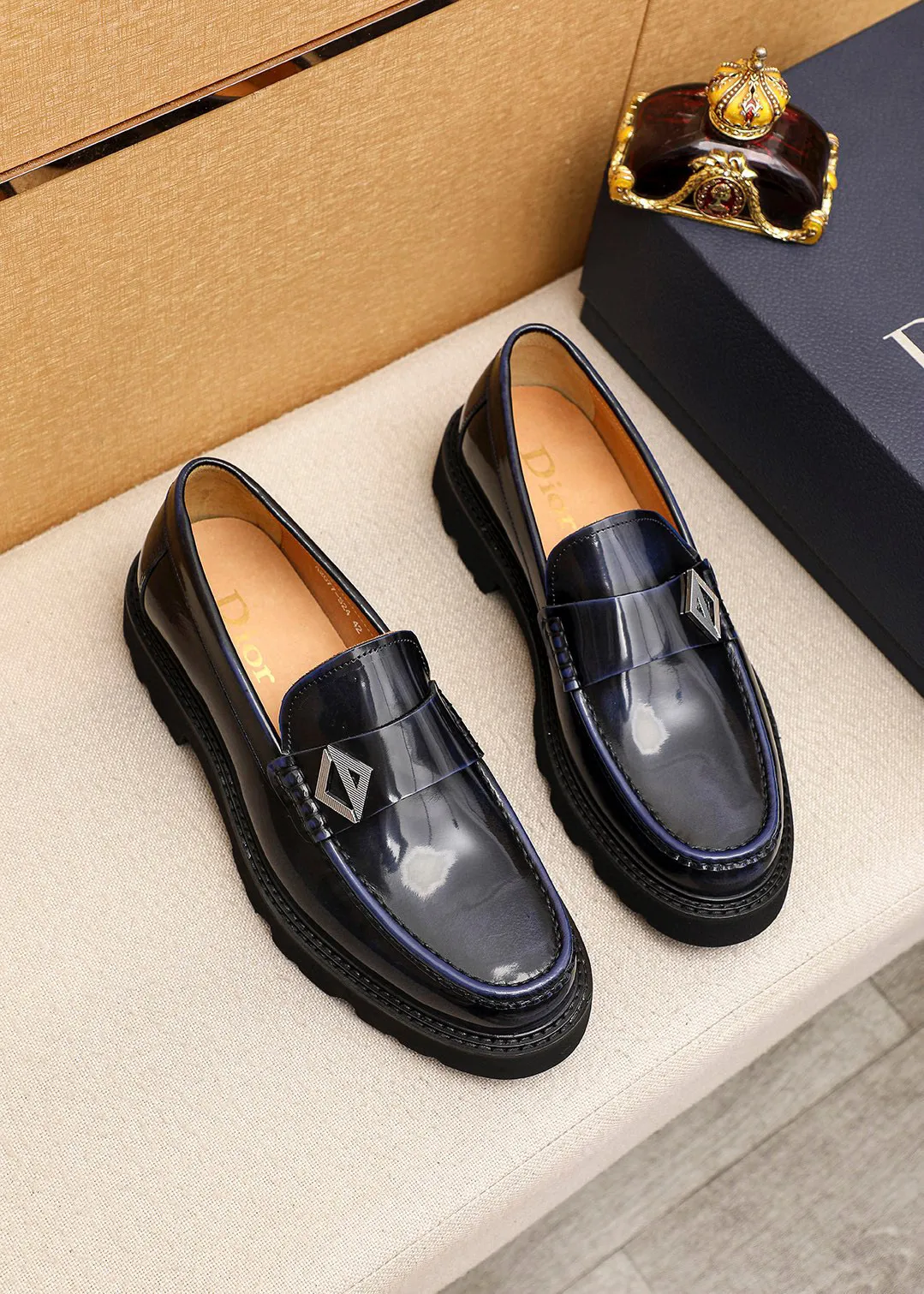 Men's shoes 💰480 💐 Product trademark: Dior "Dior" casual leather shoes Regular size: 39-44 (45🉑️customized) Product materials: Selected Italian imported first-layer beaded cowhide upper + classic hardware buckle, imported water-dyed 🐂 cowhide lining. Strong three-dimensional visual effect, original outsole Color: 3⃣️colors available